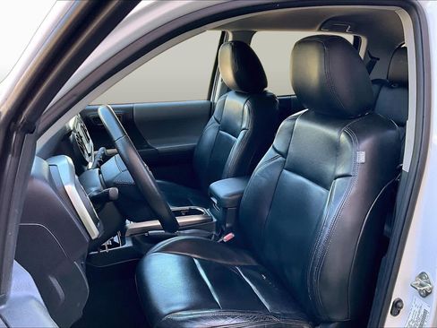 Used 2016 Toyota Tacoma SR5 w/ SR5 Appearance Package (SN) AWD/4WD image 9