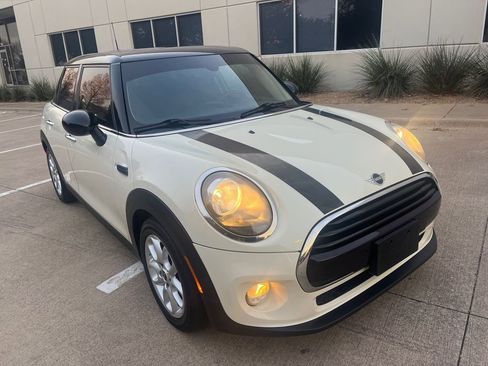Used 2019 MINI Cooper 4-Door Hardtop image 2