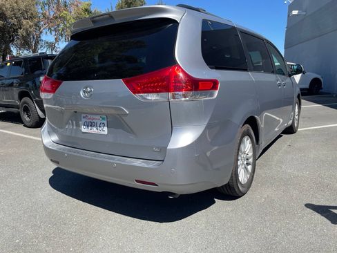 Used 2012 Toyota Sienna XLE w/ XLE Navigation Pkg FWD image 6