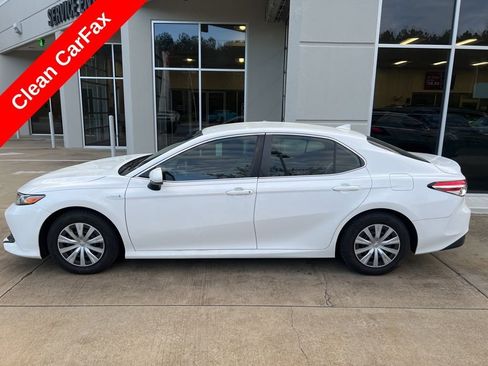 Used 2020 Toyota Camry LE image 6