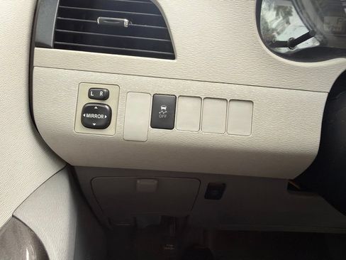 Used 2013 Toyota Sienna LE FWD image 17