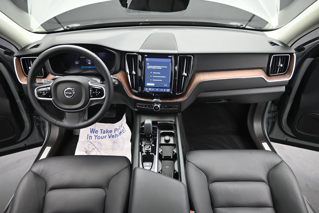 Certified 2024 Volvo XC60 B5 Plus AWD/4WD image 21