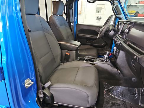 Used 2023 Jeep Gladiator Willys image 9