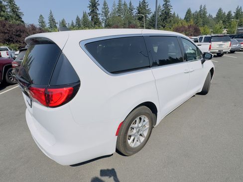 Used 2023 Chrysler Voyager LX image 5