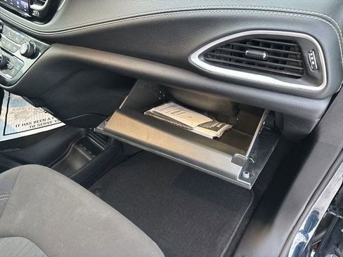 Used 2024 Chrysler Pacifica Touring image 41