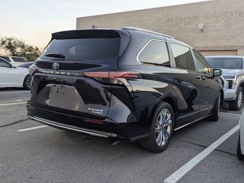 Used 2021 Toyota Sienna Platinum image 3
