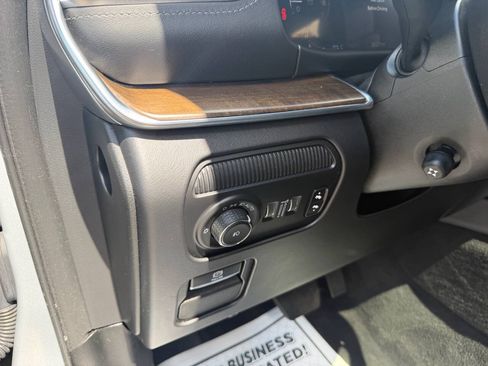 Used 2022 Jeep Grand Wagoneer Series II AWD/4WD image 12