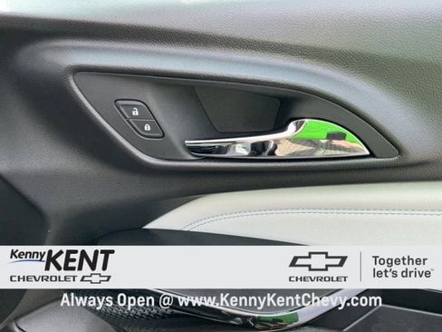 Certified 2025 Chevrolet Trax LT w/ LT Convenience Package image 14