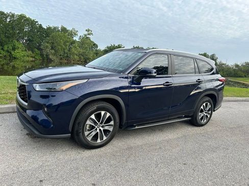 Used 2023 Toyota Highlander XLE FWD image 2