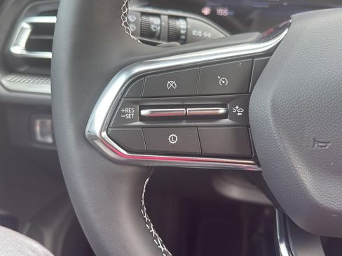 Used 2025 Chevrolet Traverse LT image 9