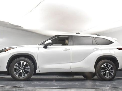 Used 2022 Toyota Highlander XLE image 36