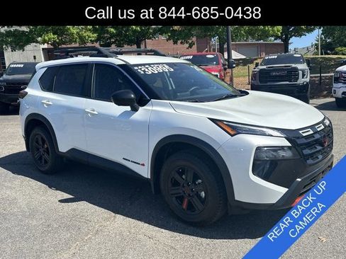 Used 2025 Nissan Rogue SV image 3