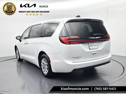 Used 2024 Chrysler Pacifica Touring-L FWD image 6