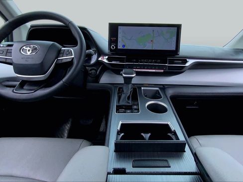 Certified 2026 Toyota Sienna XLE FWD image 15