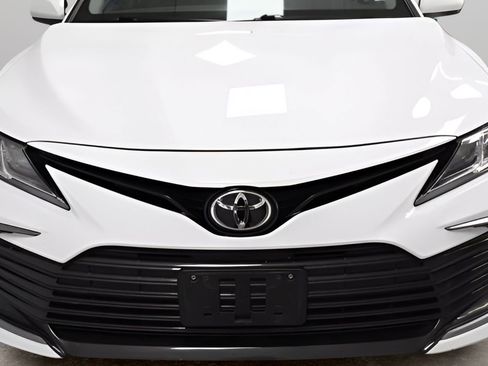 Used 2022 Toyota Camry LE image 9