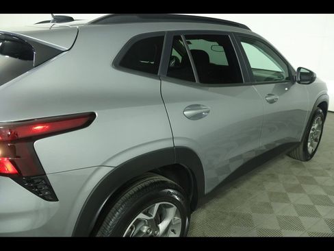 Certified 2025 Chevrolet Trax LT FWD image 17