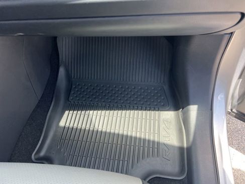 Used 2025 Toyota RAV4 XLE FWD image 55