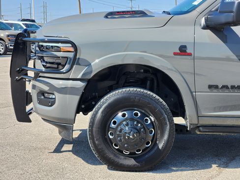 Used 2025 RAM 3500 Limited AWD/4WD image 9