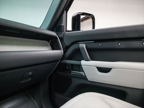 New 2025 Land Rover Defender 110 X-Dynamic SE AWD/4WD image 27