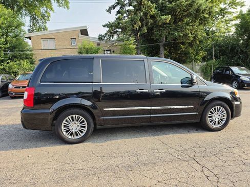 Used 2013 Chrysler Town & Country Touring-L w/ Entertainment Group #2 FWD image 7