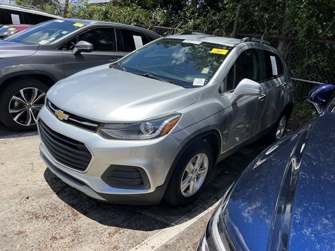 Used 2019 Chevrolet Trax LT w/ LT Convenience Package FWD image 3