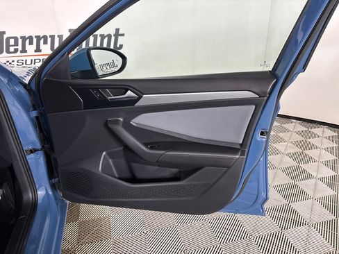 Used 2025 Volkswagen Jetta SE FWD image 27