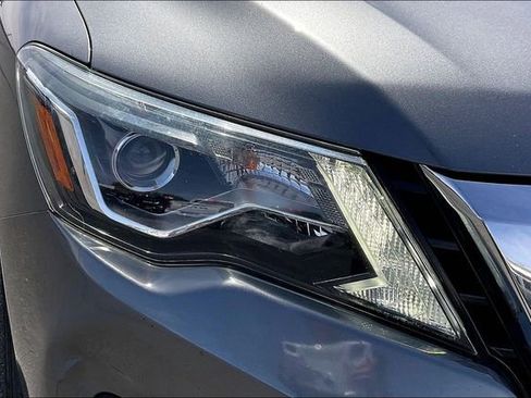 Used 2020 Nissan Pathfinder S AWD/4WD image 32
