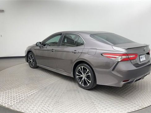 Used 2018 Toyota Camry LE image 4