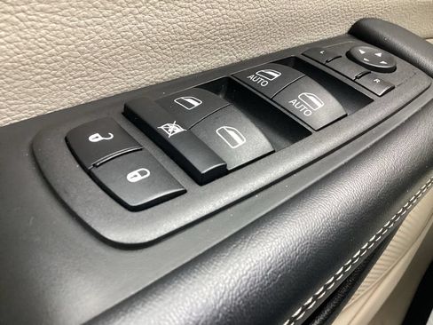 Used 2023 Chrysler Pacifica Touring-L FWD image 24