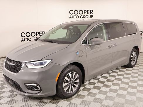Used 2022 Chrysler Pacifica Touring-L w/ Uconnect Theater Family Group image 11