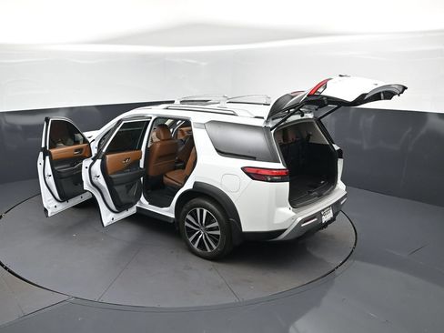 Used 2025 Nissan Pathfinder Platinum FWD image 2