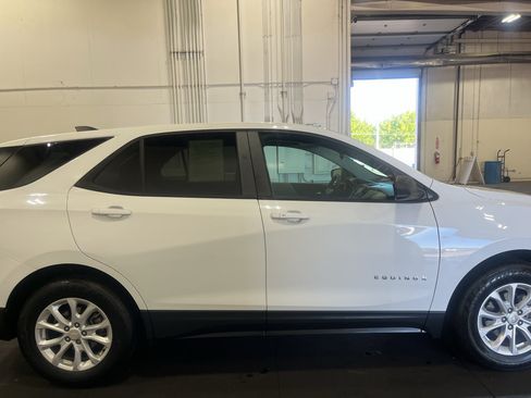 Used 2020 Chevrolet Equinox LS w/ LS Convenience Package AWD/4WD image 5