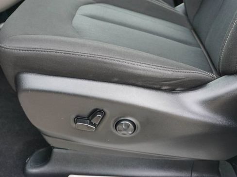 Used 2023 Chrysler Voyager LX FWD image 10