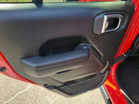 Used 2024 Jeep Wrangler Rubicon image 9