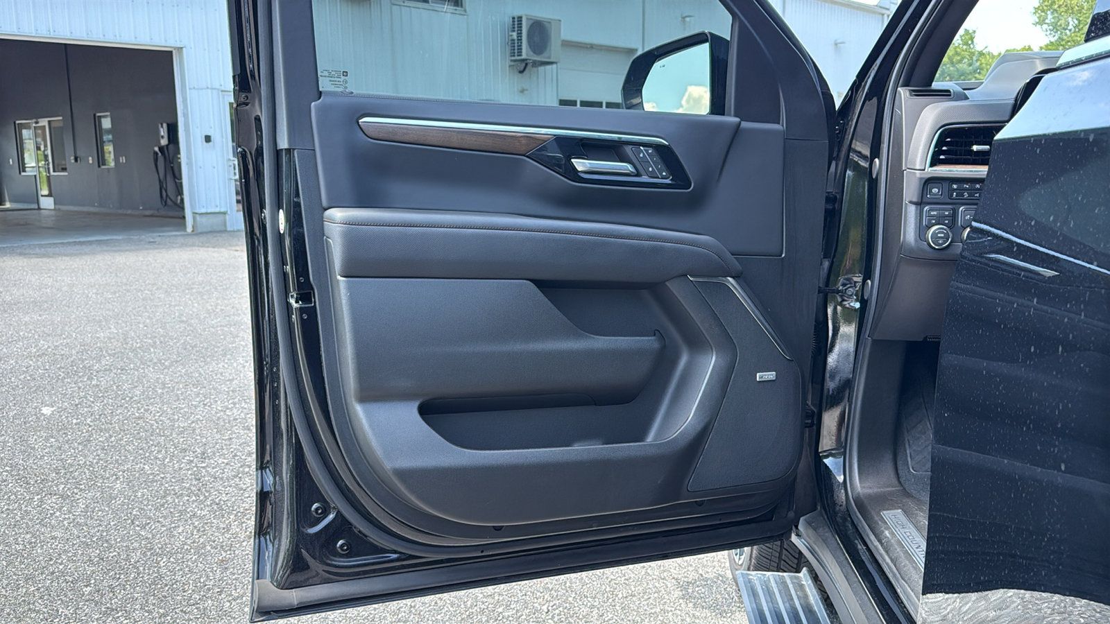 Used 2025 Chevrolet Tahoe High Country AWD/4WD image 12