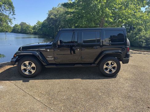 Used 2017 Jeep Wrangler Unlimited Sahara w/ Connectivity Group AWD/4WD image 10