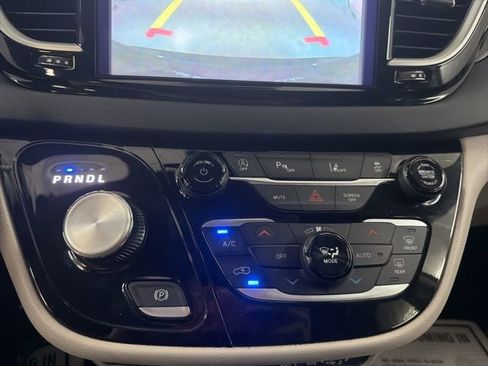Used 2023 Chrysler Pacifica Touring-L image 32