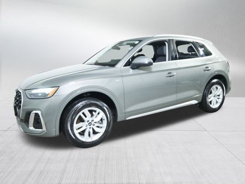 Used 2023 Audi Q5 2.0T Premium w/ Convenience Package image 3