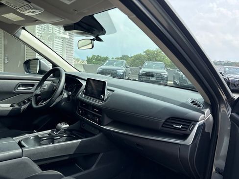 Used 2025 Nissan Rogue SV FWD image 15