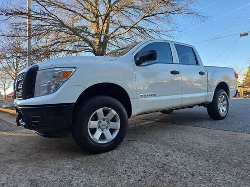 Used 2017 Nissan Titan S image 40