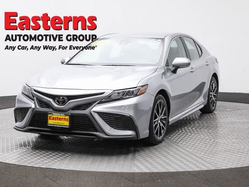 Used 2023 Toyota Camry SE FWD image 1