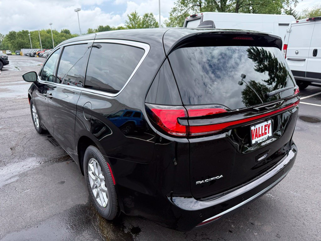 New 2027 Chrysler Pacifica Select w/ Family Tech Group FWD image 6