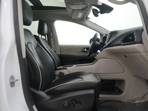 Used 2024 Chrysler Pacifica Limited FWD image 11