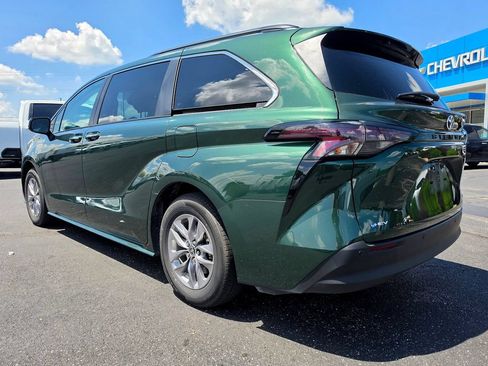 Used 2026 Toyota Sienna XLE FWD image 4