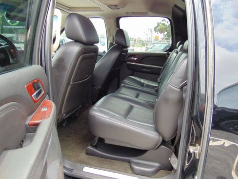 Used 2007 Cadillac Escalade EXT w/ Information Package AWD/4WD image 12