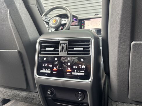 Certified 2022 Porsche Cayenne Turbo AWD/4WD image 27