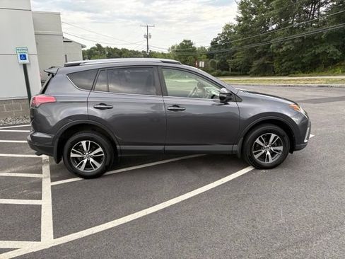 Used 2018 Toyota RAV4 XLE AWD/4WD image 2