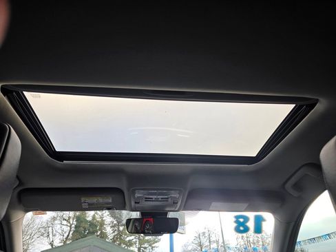 Used 2018 Toyota Highlander SE image 24