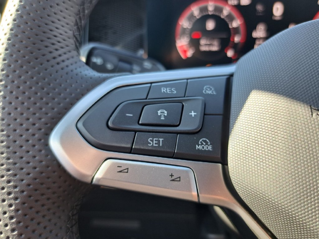 Used 2026 Volkswagen Tiguan SE R-Line FWD image 13