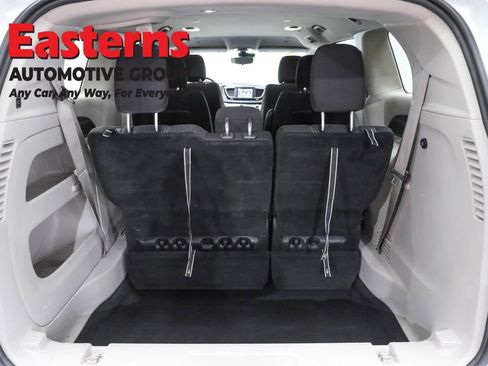 Used 2023 Chrysler Voyager LX image 9